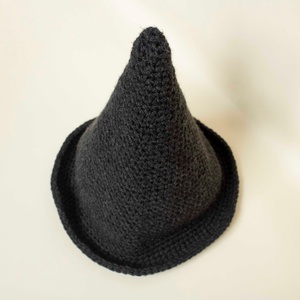 Palarie de vrajitoare crosetata din fir acrilic - îmbrăcăminte și modă - eșarfe, pălării, fularuri - pălărie - Artynos.ro Palarie de vrajitoare crosetata din fir acrilic - îmbrăcăminte și modă - eșarfe, pălării, fularuri - pălărie - Artynos.ro