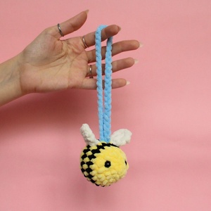 Decoratiune masina din fir plusat - Albina in leagan, Jucarii si echipamente pentru copii, Plusuri, Figurine de plus, Impletitura, ARTYNOS