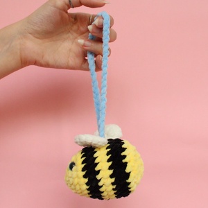 Decoratiune masina din fir plusat - Albina in leagan - jucării și echipamente pentru copii - plușuri - figurine de pluș - Artynos.ro