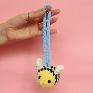 Decoratiune masina din fir plusat - Albina in leagan - jucării și echipamente pentru copii - plușuri - figurine de pluș - Artynos.ro