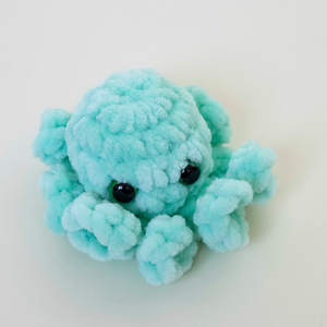 Jucarie din fir plusat - Caracatita mica crosetata - jucării și echipamente pentru copii - plușuri - figurine de pluș - Artynos.ro