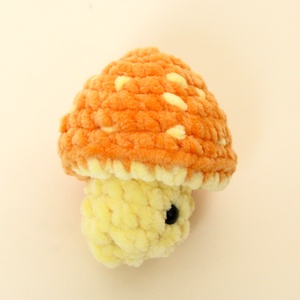 Jucarie din fir plusat - Ciuperca crosetata fidget toy - jucării și echipamente pentru copii - plușuri - legume, fructe de pluș - Artynos.ro