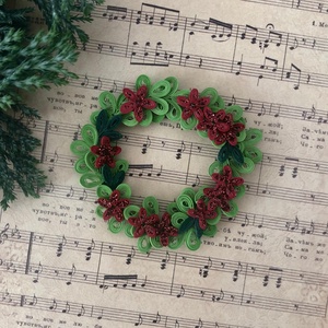 Coroniță Quilling de Crăciun  - accesorii de crăciun - cadou tematic de moș crăciun, decorațiuni - decor de interior moș crăciun - Artynos.ro
