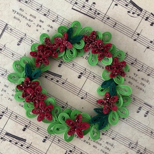Coroniță Quilling de Crăciun  - accesorii de crăciun - cadou tematic de moș crăciun, decorațiuni - decor de interior moș crăciun - Artynos.ro