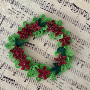 Coroniță Quilling de Crăciun  - accesorii de crăciun - cadou tematic de moș crăciun, decorațiuni - decor de interior moș crăciun - Artynos.ro