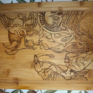 Fund de lemn din bambus cu pirografie  Odin si corbul sau Huginn / decor mitologic handmade, Casa & Stil de viata, Accesorii pentru echipamente de bucatarie, Accesorii de servire, Tavi, tavi de servire, Gravare, pirogravura, ARTYNOS