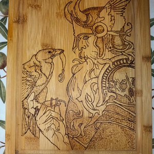 Fund de lemn din bambus cu pirografie  Odin și corbul său Huginn / decor mitologic handmade - casă & stil de viață - accesorii pentru echipamente de bucătărie - accesorii de servire - tăvi, tăvi de servire - Artynos.ro