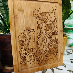 Fund de lemn din bambus cu pirografie  Odin și corbul său Huginn / decor mitologic handmade - casă & stil de viață - accesorii pentru echipamente de bucătărie - accesorii de servire - tăvi, tăvi de servire - Artynos.ro