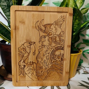 Fund de lemn din bambus cu pirografie  Odin și corbul său Huginn / decor mitologic handmade - casă & stil de viață - accesorii pentru echipamente de bucătărie - accesorii de servire - tăvi, tăvi de servire - Artynos.ro