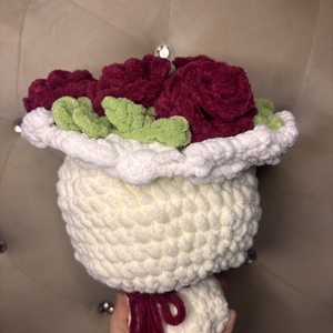Buchet de trandafiri crosetat , Casa & Stil de viata, Decoratiuni de casa, Accesorii florale, Buchete de flori, Crosetat, ARTYNOS