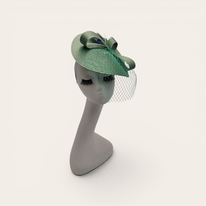 Pălărie verde elegantă din rafie cu voaletă și pană de păun - accesorii nuntă - ornamente de păr de nuntă - ornamente de păr mireasă - Artynos.ro