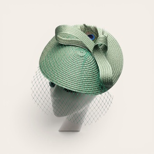 Pălărie verde elegantă din rafie cu voaletă și pană de păun - accesorii nuntă - ornamente de păr de nuntă - ornamente de păr mireasă - Artynos.ro