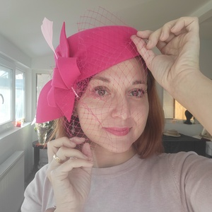 Toca Roz Fuchsia din Fetru din Lana cu Voaleta Detasabila - Artynos.ro