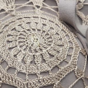 Pălărie elegantă pentru mireasă din dantelă croșetată bej - accesorii nuntă - accesorii de nuntă - voal mirese - Artynos.ro