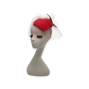 Palarie Red Heart Fascinator din fetru din lana, cu voaleta rosie - Artynos.ro