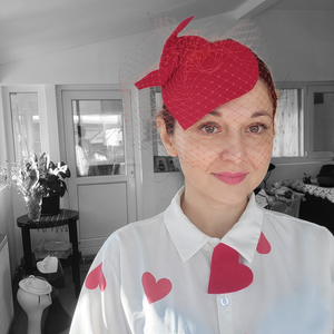 Pălărie Red Heart Fascinator din fetru din lână, cu voaletă roșie - îmbrăcăminte și modă - eșarfe, pălării, fularuri - pălărie - Artynos.ro