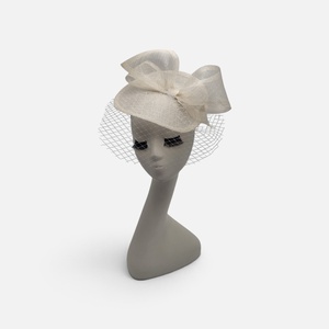 Pălărie Mireasă Albă din Sinamay cu Fundă și Voaletă - accesorii nuntă - ornamente de păr de nuntă - accesorii păr nuntă - Artynos.ro