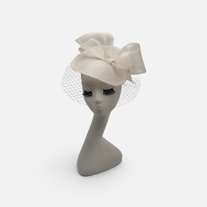 Pălărie Mireasă Albă din Sinamay cu Fundă și Voaletă - accesorii nuntă - ornamente de păr de nuntă - accesorii păr nuntă - Artynos.ro