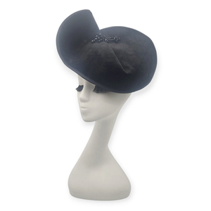 Pălărie Elegantă din Catifea Neagră cu Ramură Decorativă și Mărgele din Sticlă - accesorii nuntă - ornamente de păr de nuntă - accesorii păr nuntă - Artynos.ro