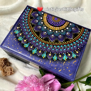 Cutie de bijuterii pictata manual in tehnica mandala dots - Artynos.ro