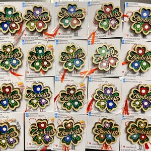 Brosa marțișor floare multicolora Zambeste - bijuterii - mărțișor - Artynos.ro