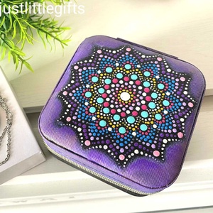Cutie de bijuterii pictata manual in tehnica mandala dots - obiect personalizat, Bijuterii, Suporturi si cutii de bijuterii, Cutii de bijuterii, Pictura, Obiecte pictate, ARTYNOS