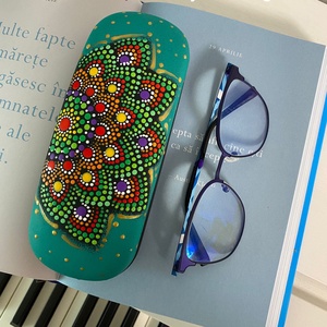 Toc ochelari pictat manual in tehnica mandala dots - Artynos.ro