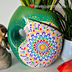 Vaza ceramica pictata manual in tehnica mandala dots, Casa & Stil de viata, Decoratiuni de casa, Accesorii florale, Vaze, Pictura, Obiecte pictate, Acesta vaza adauga farmec si distintie casei tale si oricarui cadou. 
Cu o inaltime de 17cm, aceast..., ARTYNOS