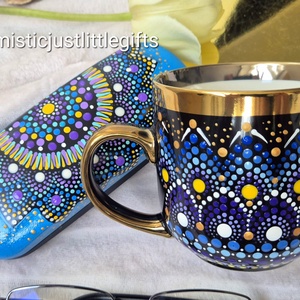 Cana ceramica pictata manual in tehnica mandala dots, Genti si portofele, Portofele, huse, suporturi, Suport de ochelari, Obiecte pictate, Pictura, Cana ceramica pictata manual in tehnica punctului.
Fiecare cana este unica.
Se poate personaliza cu..., ARTYNOS