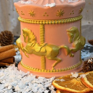 Lumanare parfumata intr-un borcan in forma de carusel - Artynos.ro