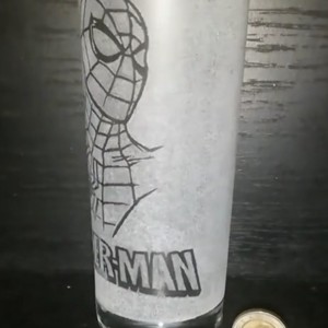 Pahar de sticlă cu model Spider-Man gravat manual  -  - Artynos.ro