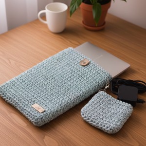 Husa pentru laptop crosetata, cu dimensiuni si culori personalizate � cadou cu suport detasabil pentru incarcator, Genti si portofele, Geanta laptop, Crosetat, ARTYNOS