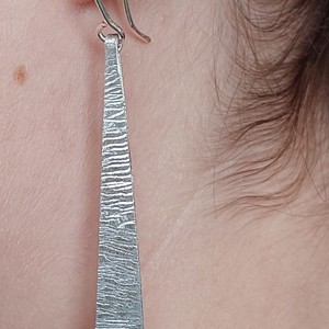 Cercei minimaliști din aluminiu - bijuterii - cercei lungi - Artynos.ro Cercei minimaliști din aluminiu - bijuterii - cercei lungi - Artynos.ro