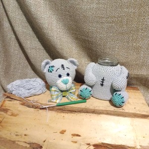 Suport de sticlă pentru ursuleț de pluș cu cicatrice croșetată, Casă & Stil de viață, Accesorii pentru decorat casa, Decorațiuni de masă și decorațiuni pentru rafturi , Sticle ornamentale, Croșetat, ARTYNOS