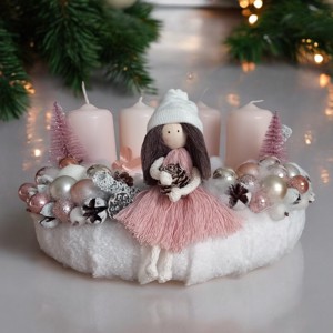 Coroană de Advent cu păpușă macramé - roz, alb - crăciun - decorațiuni de advent - coroniță advent - Artynos.ro