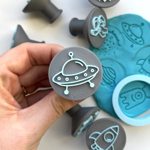 Set de ștampile și formele de prăjituri Astronautul Gyurma � Rachetă, astronaut, OZN și planete  - jucării și echipamente pentru copii - jocuri de gândire - jocuri de sortare a culorilor și formelor - Artynos.ro