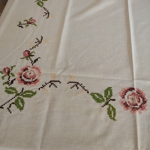 Fata de mas brodata manual - casă & stil de viață - accesorii pentru decorat casa - decorațiuni de masă și decorațiuni pentru rafturi  - decorațiuni de masă - Artynos.ro