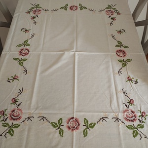 Fata de mas brodata manual - casă & stil de viață - accesorii pentru decorat casa - decorațiuni de masă și decorațiuni pentru rafturi  - decorațiuni de masă - Artynos.ro
