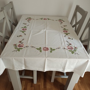 Fata de mas brodata manual, Casa & Stil de viata, Accesorii pentru decorat casa, Decoratiuni de masa si decoratiuni pentru rafturi , Decoratiuni de masa, Cusatura, Este realizata din bumbac100%,brodata manual.Marimea este de 125cm/160cm., ARTYNOS