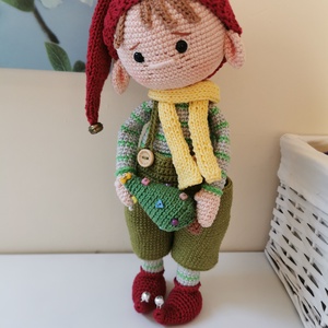 Elf crosetat - accesorii de crăciun - cadou tematic de moș crăciun, decorațiuni - decor de interior moș crăciun - Artynos.ro