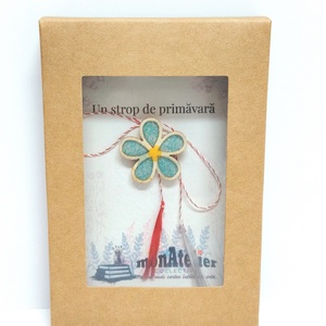 Martisor tip floare de lemn turcoaz - bijuterii - mărțișor - Artynos.ro