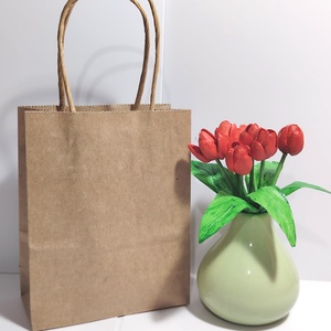 Aranjament handmade cu lalele din coji de fistic in vaza. -Mic -, Casa & Stil de viata, Decoratiuni de casa, Accesorii florale, Buchete de flori, Aranjament de flori, Obiecte pictate, Aranjament cu lalele realizate manual din coji de fistic, in nuanta rosu aprins, asezate intr-o vaz..., ARTYNOS