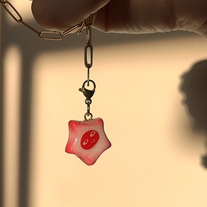 Charm stea minimalista, Arte vizuale si accesorii , Sculptura, Sculpturi si figurine din ceramica, Ceramica, Obiecte pictate, ARTYNOS