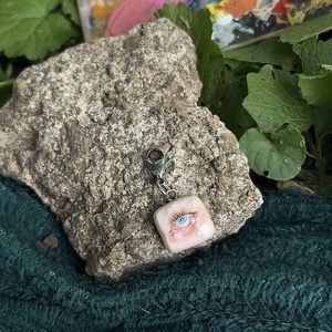 Ochi sculptat în miniatură cu perle - arte vizuale și accesorii  - sculptură - sculpturi și figurine din ceramică - Artynos.ro
