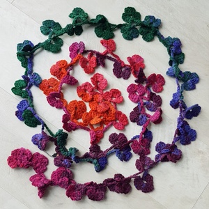 Flori crosetate, esarfa de primavara - îmbrăcăminte și modă - eșarfe, pălării, fularuri - eșarfe - Artynos.ro