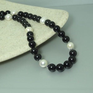 Colier din onix negru, perle naturale si hematit - Artynos.ro
