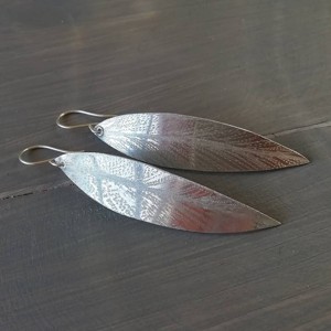 Cercei cu frunze de argint din aluminiu - bijuterii - cercei lungi - Artynos.ro Cercei cu frunze de argint din aluminiu - bijuterii - cercei lungi - Artynos.ro