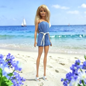 NOU! Salopeta subtire de vara, de culoare albastru-flori de grau, cu pantaloni scurti – rochie pentru papusi de tip Barbie (a097bk), , , O salopeta scurta de vara pentru papusile Barbie, confectionata dintr-un material moale, placut si ..., ARTYNOS