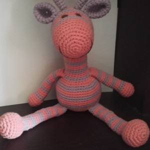 Girafa cu dungi - jucării și echipamente pentru copii - plușuri - girafă de pluș - Artynos.ro