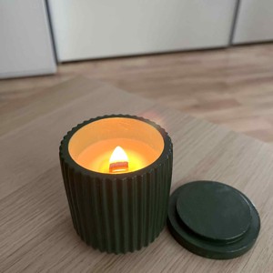 Lumanare parfumata din ceara de soia in borcan ceramic realizat manual cu capac - Artynos.ro